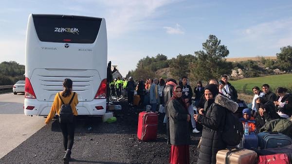 Yaralanan 6 kişi ise Adana'daki hastanelere kaldırıldı. Tedaviye alınan yaralılardan 2’sinin durumunun ağır olduğu bildirildi.