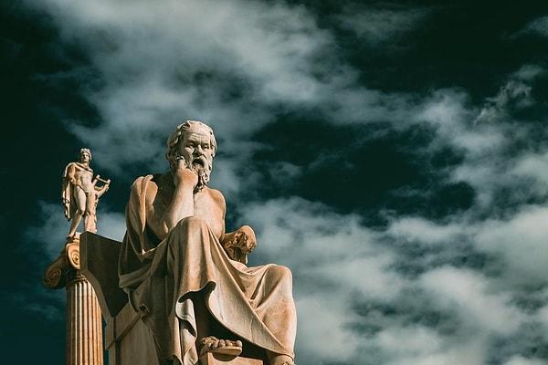 Her ne kadar kendisinden önce filozoflar olsa da Sokrates, Antik Yunan felsefesi için bir dönüm noktasıydı. Sokrates, M.Ö. 470'de Atina'da doğdu ve şehrin her anlamda 'Altın Çağı' diyebileceğimiz bir döneminde yaşadı.