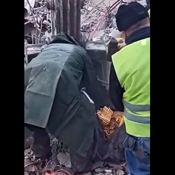 Kepçe operatörü tarafından bulunan altın kemer dolu çanta polis ekipleri tarafından tutanakla teslim alınarak emniyete götürüldü. Altınların Kahramanmaraş'ın ünlü kuyumcusu İbrahim Zabun'a ait olduğu öğrenildi.