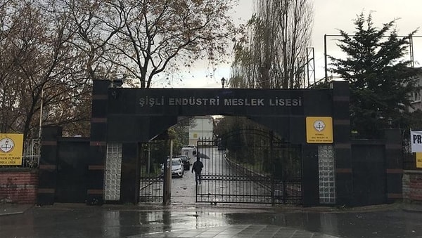 Şişli Endüstri Meslek Lisesi ve Profilo Meslek Lisesi’nin, "özel iki örnek" olduğunu vurgulayan Koçak, iki okulda da 5 yılı aşkın süredir inşaat sürdüğünü belirterek “Bu okulların bahçeleri aynı zamanda afet toplanma alanı. Fakat yıllardır süren inşaat nedeniyle herhangi bir afet anında kullanılamazlar. Bahçelerinde şantiye kurulu çünkü” ifadelerini kullandı.