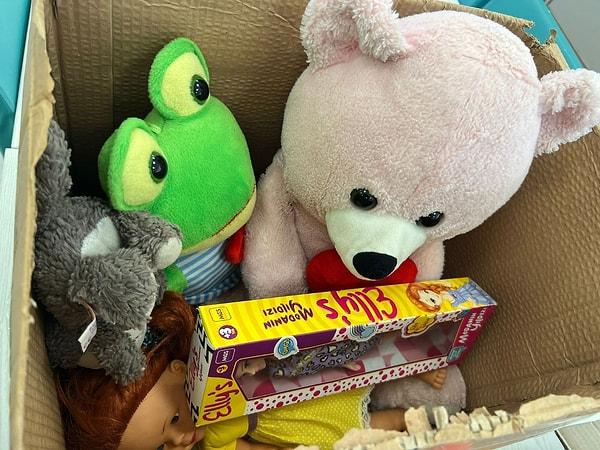 Deprem bölgesindeki çocukların sarılabilmesi için öncelikli olarak peluş oyuncaklar öneriliyor.