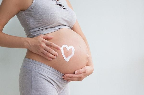 8. Üçüncü trimesterda, gelişmekte olan bir bebek annesinin sesini rahmin içinden tanıyabilir.