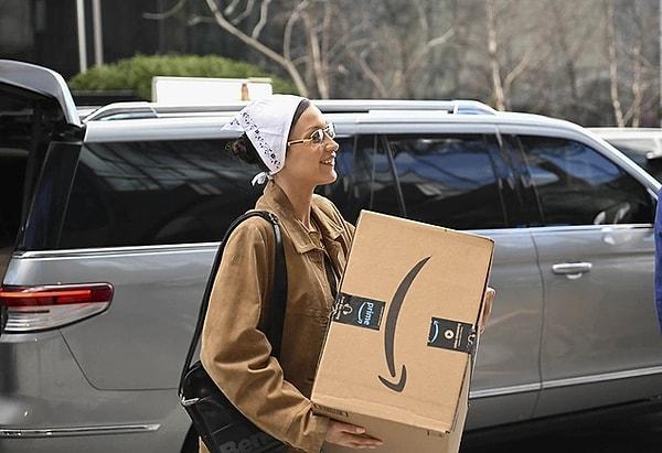 2. Dünyaca ünlü model Bella Hadid, New York'taki Türkevi'ne depremzedeler için yardım kutuları getirdi!