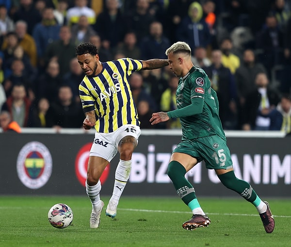Fenerbahçe, deprem nedeniyle ertelenen maçta sahasında Konyaspor'u konuk etti.