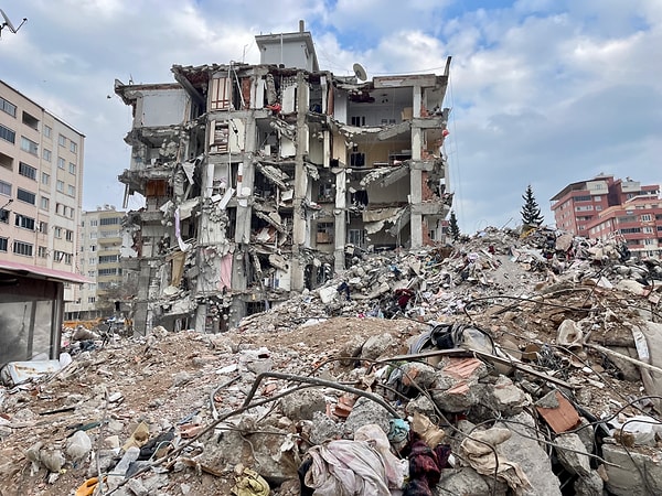 Türkiye genelinde düzenlenen operasyonlarda yıkılan binaların inşaatında ihmali bulunan onlarca müteahhit tutuklandı.
