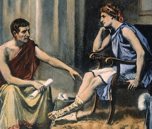 MÖ. 530 yılında Platon'un öğrencisi Hermias bölgeyi yönetmiş ve büyük bir refah getirerek Assos'u dünyanın en büyük filozoflarından bazılarının merkezi haline getirmiştir. Assos ayrıca Aristoteles'in MÖ. 348'de Pythia ile evlendiği yerdir.