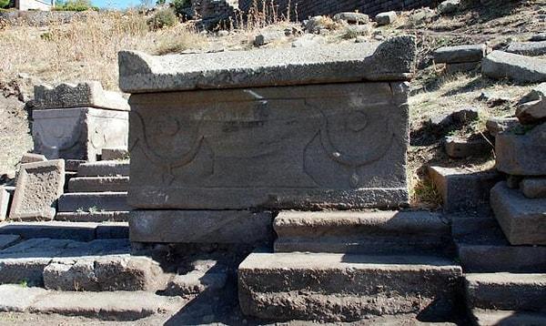 Uçsuz bucaksız tarihinin yanı sıra Assos antik kenti, toplu mezarlarda bulunan ve eski çağlardan beri cesetleri son derece hızlı bir şekilde parçalama yeteneğine sahip olduğu bilinen sıra dışı lahitleriyle de ünlüdür.