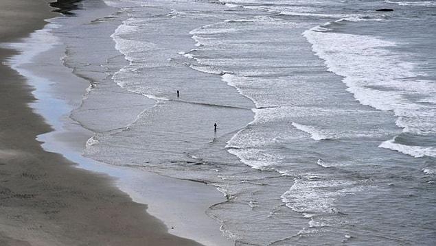 Tsunamiye neden olan depremin ardından ilk dalganın 25'inci dakikada kıyıya vurduğu belirtildi.