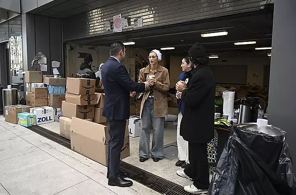 Bella Hadid's visit to Turkevi was not just a photo opportunity, as she was seen carrying the boxes of aid with her own hands.