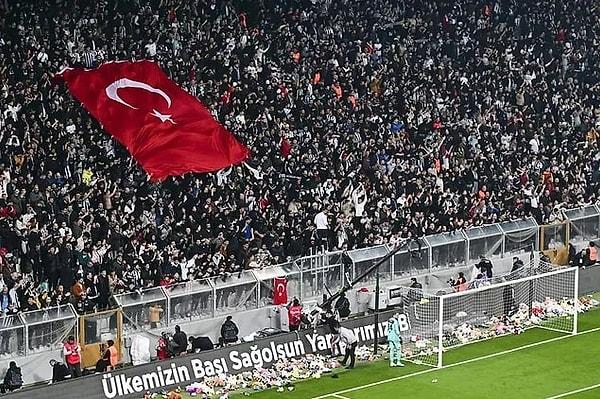 İlk düdükten önce ''Hükümet istifa'' sloganlarıyla çevreyi ileten siyah-beyazlılar, maçın ikinci yarısına da "Mustafa Kemal'in askerleriyiz!" sloganıyla başladı.