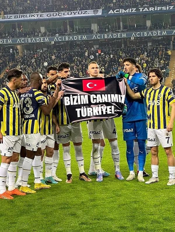 İktidarın afet bölgesine zamanında ve etkili müdahalede bulunamadığı gerekçesiyle iki gün üst üste Fenerbahçe ve Beşiktaş tribünlerden yükselen istifa çağrıları bazı kesimlerin tepkisini çekti.
