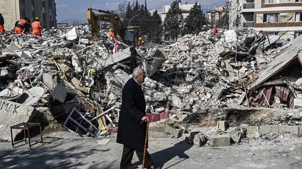 İddialara göre; AK Partinin üst düzey yöneticilerinin ve bakanların katıldığı deprem konulu bir toplantıda Erdoğan, afetin büyüklüğü konusunda kendisinin yeterince bilgilendirilmediğini belirterek Bakan Soylu’ya kızdı. Soylu’nun yapacağı sunum ise en sona bırakıldı.