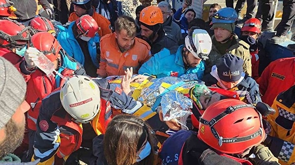 Enkaz altında kalan, sıkışan uzuvlarda hareket bozuklukları ve şişme/gerginlik yaşanan kişilerin başta sağlıklı göründüğü ancak daha sonra semptomları gösterebileceği ifade ediliyordu. Öyle de oldu...