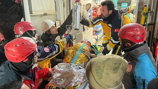 "Şimdiye dek bin 600 civarında ezilme sendromu yaşamış hastamız bildirildi. Bu bin 600 hastanın da bin 200'ünde akut böbrek yetmezliği gelişmiş."