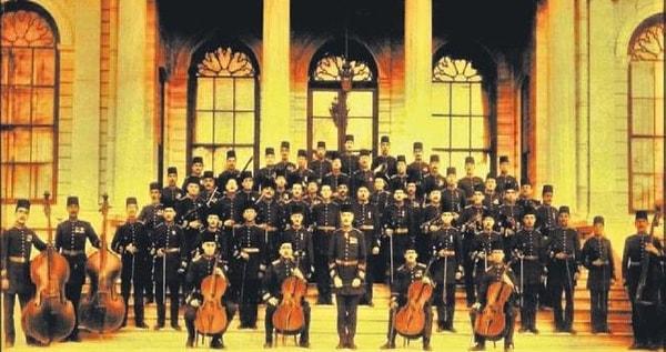 1923 yılından sonra ulusalcı kültür ve eğitim politikalarının sonucunda birçok yetenekli müzisyen yurt dışına gönderilmiştir. Türk Beşleri olarak adlandırılan bu isimler de Atatürk'ün eğitim için yurtdışına gönderdiği sanatçılardandır.