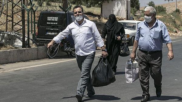 Türkiye, deprem sonrası afet illerden birinde yaşayan kimlik kartlarına sahip Suriyelilere üç ila altı ay arasında ülkeyi terk etme izni vermişti. Söz konusu kural değişikliği nedeniyle Suriyelilerin izin almadan ülkelerine seyahat etmesi kolaylaşmıştı.
