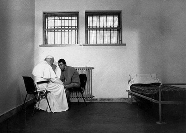 10. Papa II. Ionnes Paulus ve kendisine suikast girişiminde bulunan Mehmet Ali Ağca (1983)