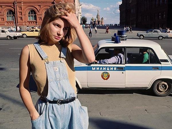 15. Sovyetler Birliği'nin dağılmasından önce Moskova'da 18 yaşındaki seks işçisi Katya ve arkasından geçen polis arabası (1991)