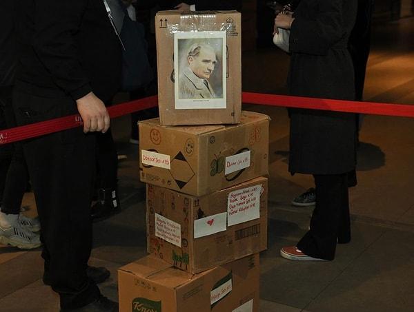 Yardım kolilerinin üzerindeki Atatürk portresi duygulandırdı.
