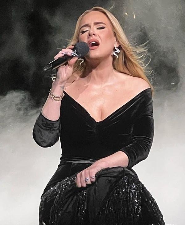 BRIT Ödüllerinde parmağındaki göz alıcı yüzükle de kafalarda soru işareti bırakan Adele, evlilik konusunda kafaları bir hayli karıştırmıştı.
