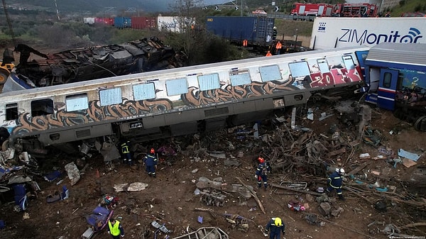 Yaklaşık 350 kişiyi taşıyan yolcu treni gece yarısında Atina'dan Selanik'e gidiyordu.