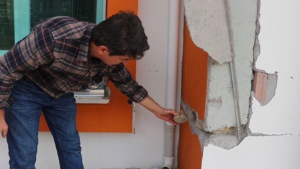 Bina sakinlerinden İbrahim Alpay Karataş, "Binada 2 yıldır oturuyorum ben. 2 yılda yapıldığını düşünün toplamda 4 yıl oldu. Sözde depreme dayanıklı etüt zemini yapılmış gözüküyor. Müteahhitti, mimarı ve kim denetliyorsa onların hakkında yasal işlem yapılmasını istiyoruz” dedi.