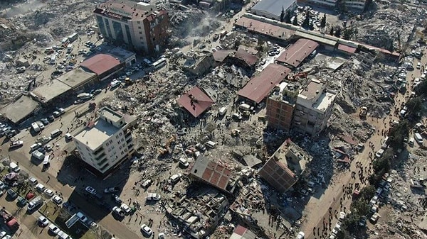 ''Burası 8’e kadar deprem üretebilir. Kaldı ki 1939’da Erzincan’daki olan depremin 7.9 büyüklüğünde olduğunu biliyorsunuz ve bunun yıkım gücü 11’dir. Bu deprem, yaklaşık 33 bin kişiyi kara kış gününde, kimisini dondurarak kimisini de sobalardan çıkan yangınla yakarak canlarını almıştır”