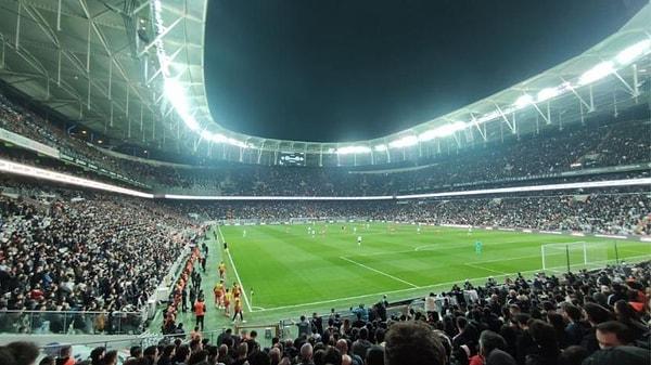 Beşiktaş'ın Antalyaspor ile evinde oynadığı maçta tribünlerden "Hükümet istifa" sloganları atılması bir süredir siyasetin öne çıkan konularından biri.