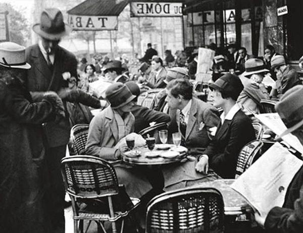 19. yüzyılın sonlarında ve 20. yüzyılın başlarında, Paris'te, Viyana'da, Buenos Aires'te kahvehaneler yazarlar ve sanatçılar için bir merkez olarak ün kazandılar. Picasso, Hemingway ve Gauguin, Paris'teki Le Dôme Café'de vakit geçiren ünlü konuklardan sadece üçü.