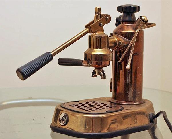 İlk espresso makinesi 1884'te Angelo Moriondo tarafından icat edildi ve espresso makinelerinin yaygınlaşması 1950'lere kadar sürdü. Bu icat, kahvenin yapılma ve tüketilme şeklini temelden değiştiren bir devrimdi.