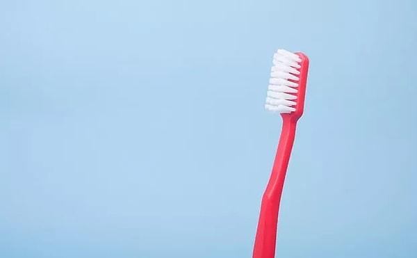 2. Uzmanlar diş fırçalarının havasız bir ortamda kalmasının zararlı olduğunu söylüyor.