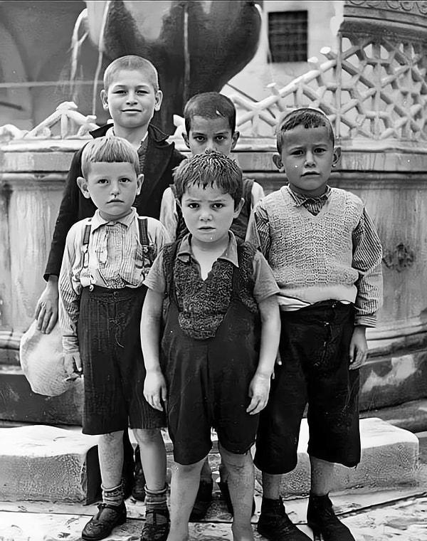 8. İstanbul, Üsküdar sokaklarında poz veren çocuklar. (1936)