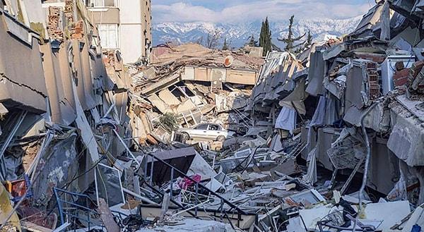 Kahramanmaraş'ta yaşanan 7.7 ve 7.6 büyüklüğündeki deprem 11 şehrimizi yerle bir etti. Binler kişinin hayatını kaybettiği felakette tüm Türkiye yasa boğuldu.