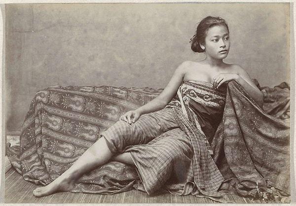 1. 1800'lerden 1900'lerin başına kadar, Malezya veya Endonezya'daki kadınlar böyle giyinirdi 👇