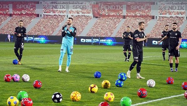 Pendikspor, Spor Toto 1. Lig’in 24. haftasında Pendik Stadı’nda Altınordu'yu konuk etti. Ev sahibi takımın futbolcuları, seremoniye 'Geçmiş Olsun Türkiye' yazılı siyah tişörtlerle çıktı.