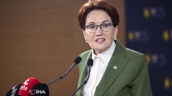 2 Mart'taki Altılı Masa bildirisine Akşener'in imza atmasını değerlendiren Erhan Usta, "Zorlanarak yazılmış bir metin. Daha önce kurmaylar imzalıyordu, Genel Başkanlar okuyup imzalıyordu. Bir dayatma oluyor, bir sıkıntı ortaya çıkıyor. İçeride Sayın Davutoğlu metni kaleme alıyor" dedi. Usta, "Rahatsızlık metinde var. İsim üzerinde anlaşılmadığı net bir şekilde anlaşılıyor" ifadelerini kullandı.