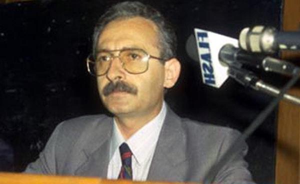 17 Aralık 1948 doğumlu Kılıçdaroğlu, 2002 yılında CHP'ye katılmıştı. Sadece iki partinin Meclis’e girebildiği 2002 Türkiye genel seçimlerinde İstanbul 2. Bölge Milletvekili olarak giren Kılıçdaroğlu,