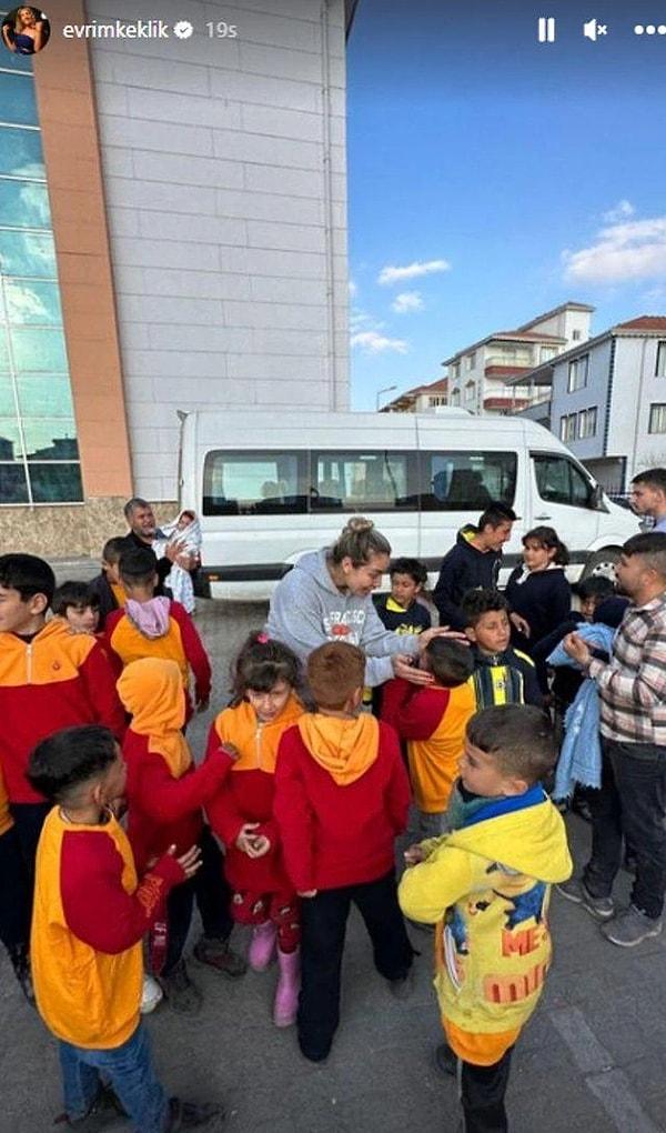 Survivor yarışmasıyla tanınan Evrim Keklik, Adıyaman'da depremzede çocuklar için oyun çadırı projesi başlattı. Ünlü şarkıcı Demet Akalın konuya kayıtsız kalmadı ve destek vermek için paylaşım yaptı.