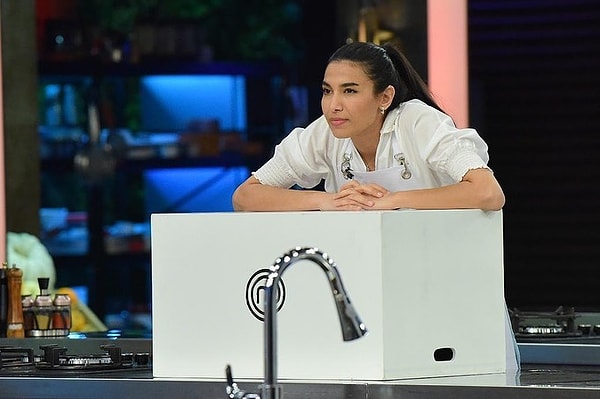 158 bin takipçisi olan Cemre Uyanık'ı bu sezon MasterChef'in sonuna doğru, eğlence için düzenlenen ödül oyunlarında yeni yarışmacılara destek olmak için de programda gördük.