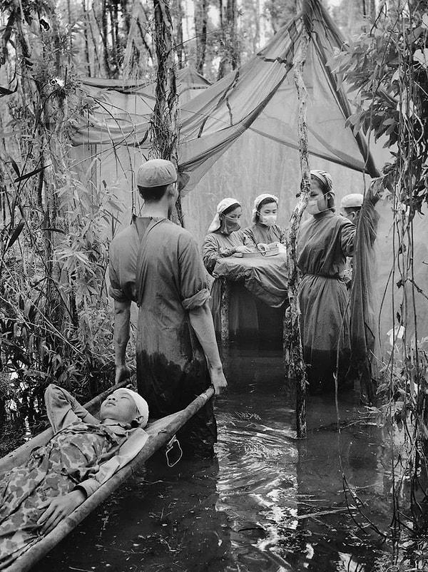 13. Vietnam Savaşı'nda yapılan derme çatma bir hastane... (1970)