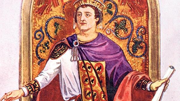 4. Uzun bir süre Bizans İmparatorluğu, moru "emperyal renk tonu" olarak belirledi ve bazı mor boyaların kullanımını kraliyet ailesiyle sınırladı.