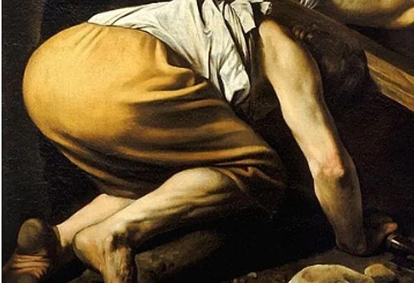 Resimdeki cellatlardan birinin kirli ayakları da Caravaggio'nun  gerçekçiliğini doğrular nitelikte.