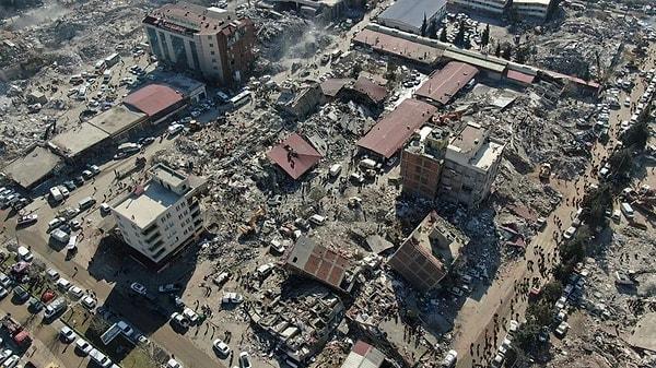 Cumhurbaşkanı Erdoğan, Kahramanmaraş merkezli depremlerde hayatını kaybedenlerin sayısının 46 bin 104 olduğunu açıkladı.