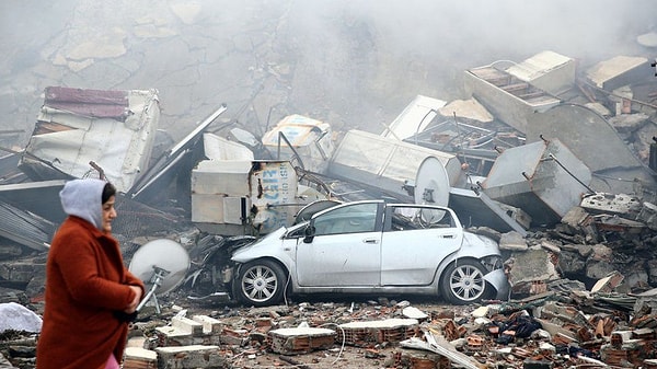 Deprem esnasında aşağıdaki hareketlerden hangisinin yapılması yanlıştır?