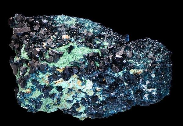 10. Hoganite ve Paceite isimli oldukça nadir bulunan bir mineral 👇