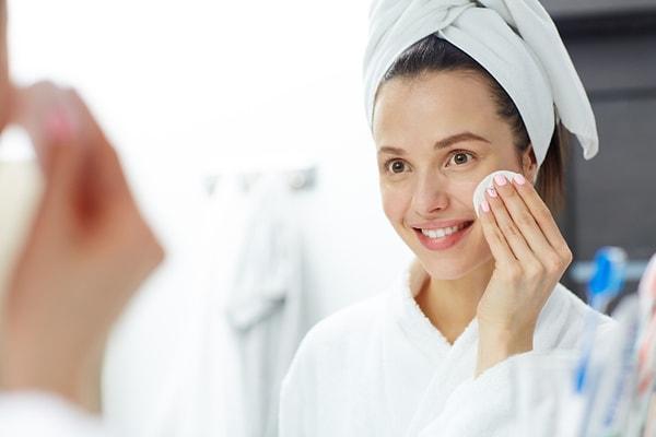 Yüzünüzü yıkamadan önce makyajınızı temizlemeniz gerekiyor. Hu, cilt bakım rutininizin ilk adımı olarak makyaj temizlemeyi şiddetle tavsiye ediyor.