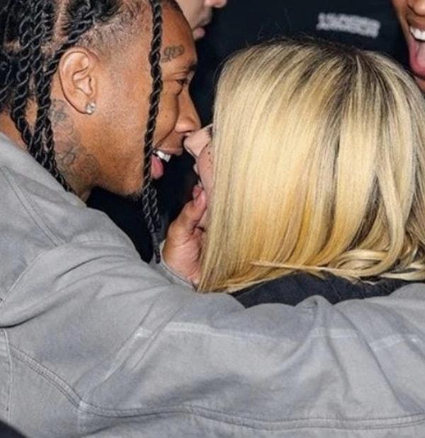 Öpüşmeleri sırasında hem Tyga, hem Avril hem de muhabirler yüzlerinden gülümselerini silemediler.