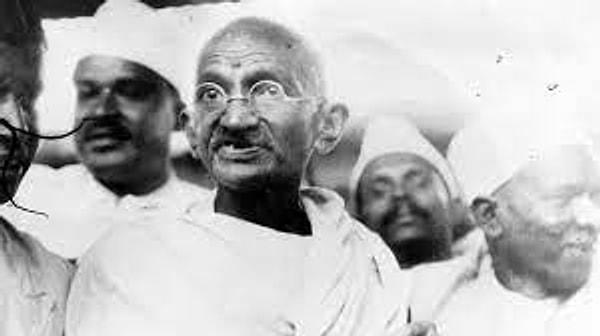 Mohandas Karamçand Gandhi: "Mahatma" ya da "Büyük Ruh" olarak adlandırılan ruhani bir liderdir.