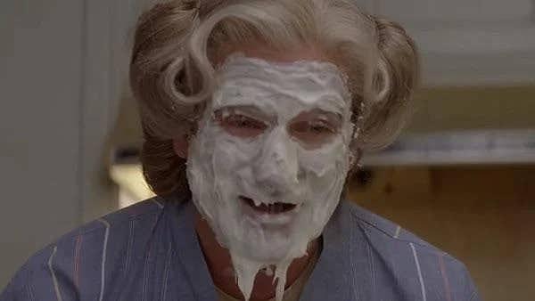7. Mrs. Doubtfire filminde Robin Williams'ın suratındaki yüz maskesi setteki ışıkların aşırı sıcak olmasından dolayı eridi.