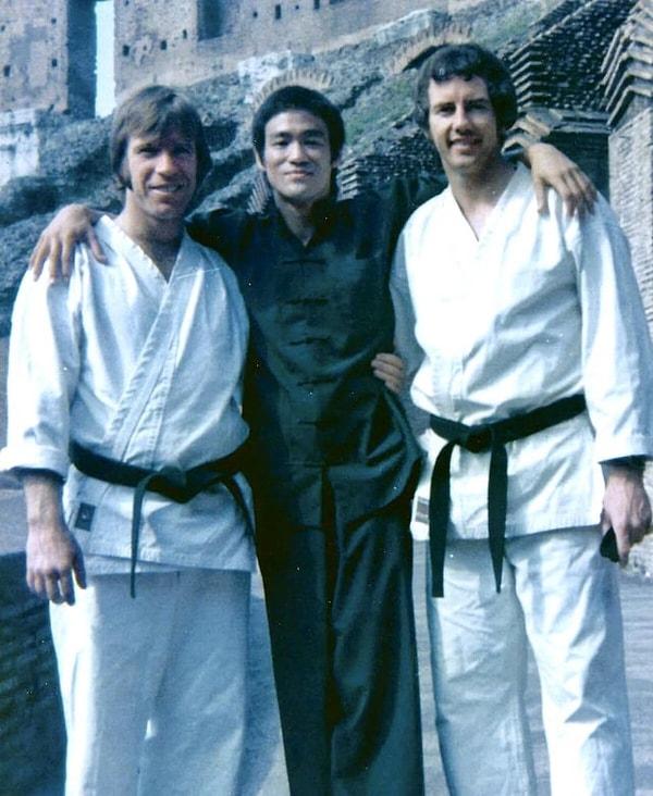 4. Dövüş sanatlarında uzmanlaşan efsaneler: Chuck Norris, Bruce Lee ve Bob Wall 'Ejderin Dönüşü' filminin setinde. (1972)
